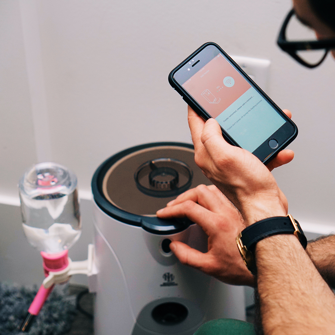 Distributeur WiFi Connecté pour Animaux - Technologie Premium 🐾📱 Pink Trillium